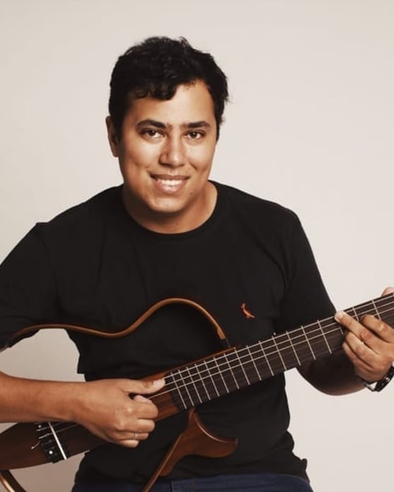 Lucas Rivero tocando violão